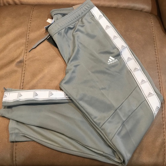 adidas Pants - 🤍NWT: “ADIDAS” gray & white pants🤍